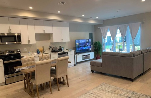 Washington Apartment | Chic 2-Bedroom apartment-Private Entrance & Wi-Fi