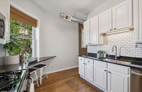 Wrightwood Neighbors Condo | Chic 2-bedroom condo with AC, fitness room in cool Chicago