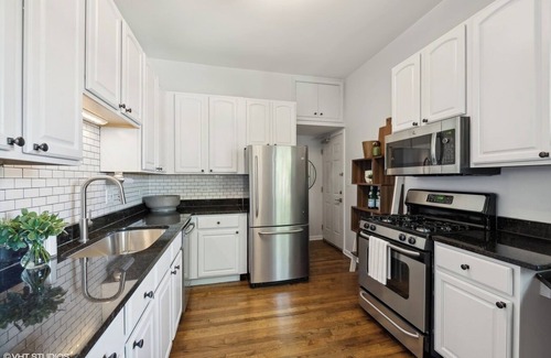 Wrightwood Neighbors Condo | Chic 2-bedroom condo with AC, fitness room in cool Chicago
