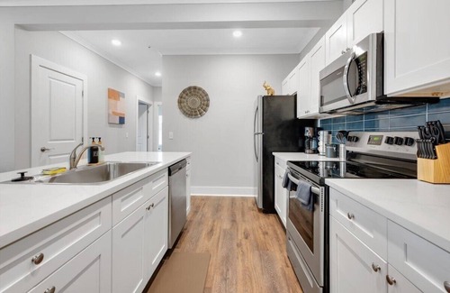 Port Wentworth Apartment | Chic 2-bedroom Stay with AC, fitness room, pool, WiFi - E