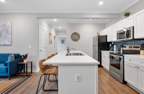 Port Wentworth Apartment | Chic 2-bedroom Stay with AC, fitness room, pool, WiFi - E