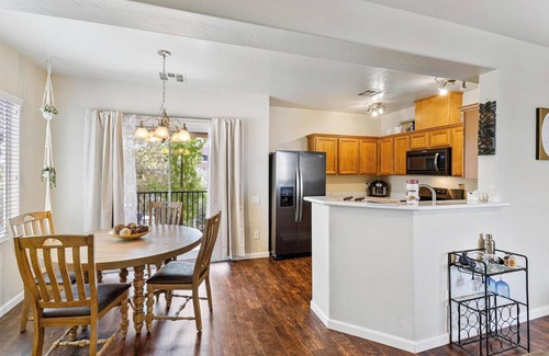 North Las Vegas Condo | Chic 2-bedroom condo w/nice office, pool and WiFi in fantastic North Las Vegas