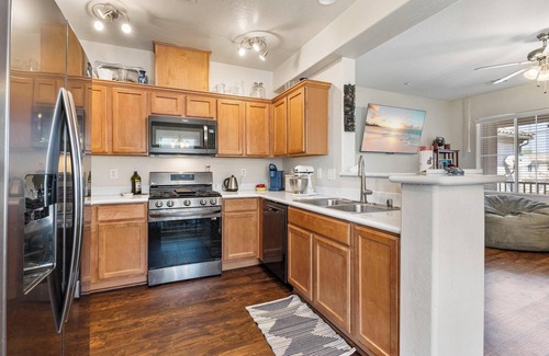 North Las Vegas Condo | Chic 2-bedroom condo w/nice office, pool and WiFi in fantastic North Las Vegas