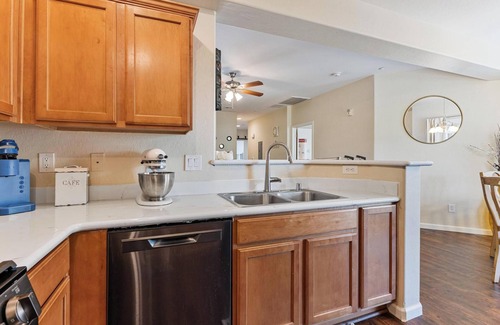 North Las Vegas Condo | Chic 2-bedroom condo w/nice office, pool and WiFi in fantastic North Las Vegas