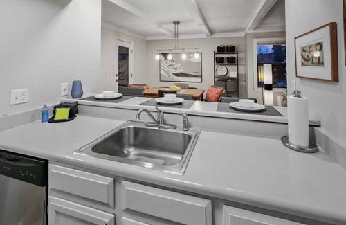 Historic District Condo | Chic 2BDR Downtown Condo; Walk Everywhere!