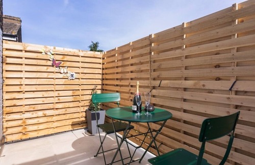 Dalgarno Apartment | Chic 2Bed w/Balcony/10min FR Notting Hill