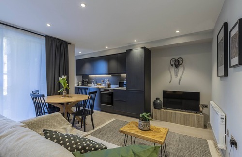 Backbarrow Apartment | Chic 2BR Apartment in Backbarrow for Small Groups