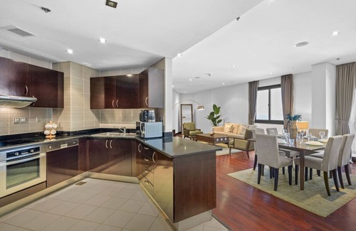 Palm Jumeirah Apartment | Chic 2BR Apartment with Spectacular Sea Views