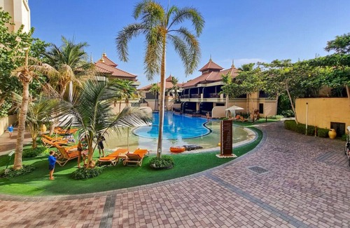 Palm Jumeirah Apartment | Chic 2BR Apartment with Spectacular Sea Views