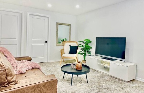 Churchill Meadows House | Chic 2BR Large Apartment/Extra Clean/Parking Incld