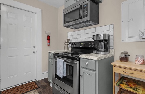 Franklin Park House | Chic❤️2BR near DT, 8 min walk to Franklin Park/Conservatory/Trolley District