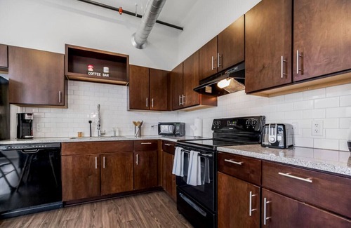 Downtown Kansas City Apartment | Chic 2BR Parking, Rooftop Near Arrowhd & TMobile