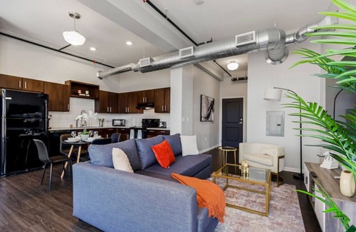 Downtown Kansas City Apartment | Chic 2BR Parking, Rooftop Near Arrowhd & TMobile