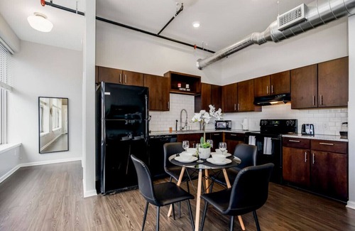 Downtown Kansas City Apartment | Chic 2BR Parking, Rooftop Near Arrowhd & TMobile