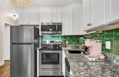 Safety Harbor Apartment | Chic 2BR Retreat Safety Harbor + Wi-Fi Access