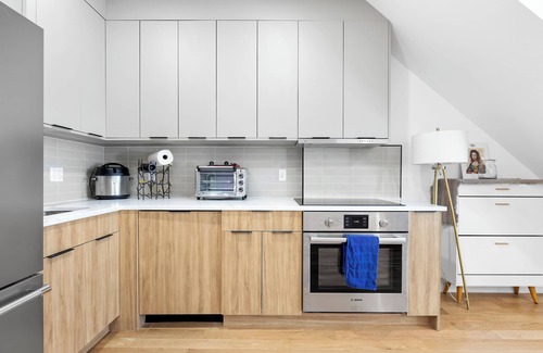 Bushwick Apartment | Chic 3-Bedroom Retreat in Trendy Bushwick, Brooklyn–Stylish Stay with Game Room!