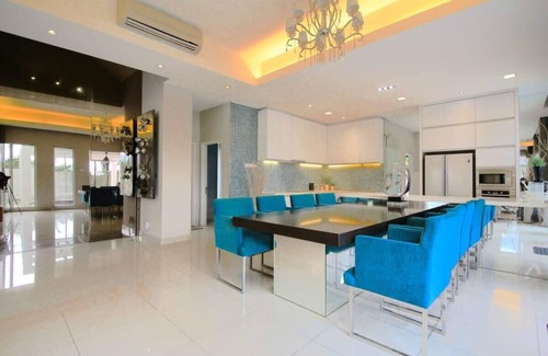 Cheras House | Chic 4BR Oasis with Gazebo, Your Dream Getaway