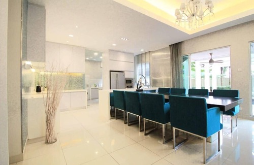 Cheras House | Chic 4BR Oasis with Gazebo, Your Dream Getaway
