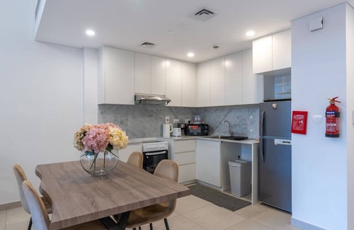 Jumeira 3 Apartment | Chic Apt by Burj Al Arab | 5-Star Amenities & Pool