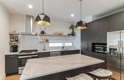 Holly House | Chic Austin Getaway – Brand New w/Rooftop Patio!