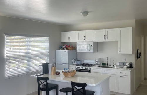 Runaway Bay Villa | Chic Beachside Escape in Marina Bay – Just a few steps away from Sand & Sun!