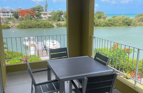 Runaway Bay Villa | Chic Beachside Escape in Marina Bay – Just a few steps away from Sand & Sun!