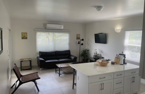 Runaway Bay Villa | Chic Beachside Escape in Marina Bay – Just a few steps away from Sand & Sun!