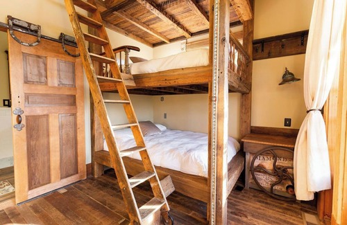 Calistoga Resort | Chic Bunk House at SSS Ranch/Resort Calistoga