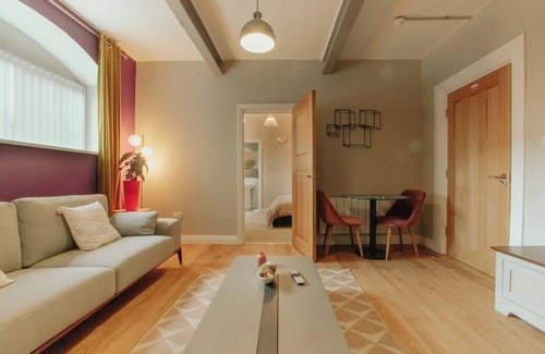 Sheffield Apartment | Chic & Cheerful 1bedroom in Historic building