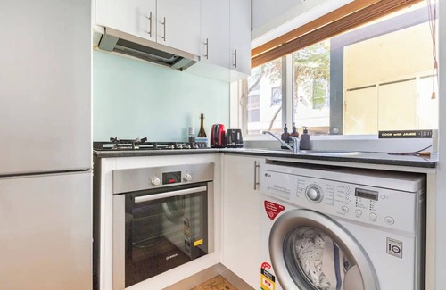 Prahran Apartment | Chic City Escape in Trendy Prahran - Perfect for a Relaxing Stay!