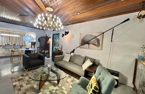 Tunku Apartment | Chic Designer Family Rooms in Shared Bungalow near LRT SS1 PJ