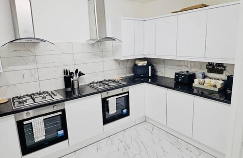 Ponders End Apartment | Chic En-suite Double Room