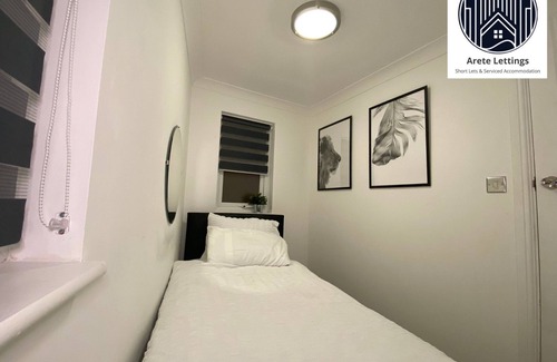 Woolwich Apartment | Chic Escape: Cozy Home | Weekly/Monthly Stays!