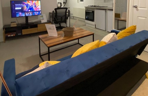 Woolwich Apartment | Chic Escape: Cozy Home | Weekly/Monthly Stays!