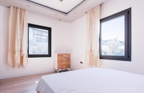 Bodrum City Center Apartment | Chic Flat w Balcony 3 min to Beach in Bodrum