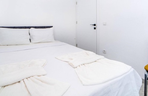 Turgutreis City Center Apartment | Chic Flat w Terrace 3 min to Beach in Bodrum