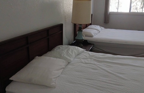 O Brien Hotel | Chic Hill Top Room 21 with Wi-Fi, AC in cool Mayo