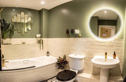 Warwick Apartment | Chic, immaculate Warwick apartment sleeps 4 & free private parking, easy walk to Warwick, castle, canal-side pub on doorstep - perfect for relaxing breaks, the races or workcation