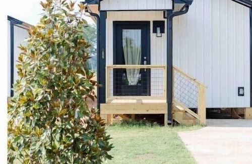 Lincoln House | Chic Lake Bungalow: 2 Queens, Deck, Lake Access #4