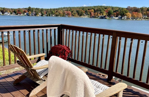 Wales House | Chic Lakehouse with a gorgeous view