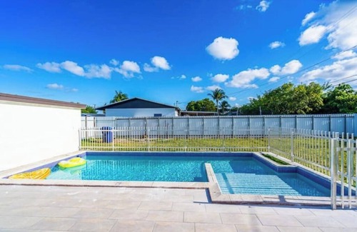 Palmetto Estates House | Chic Miami Private Pool Home