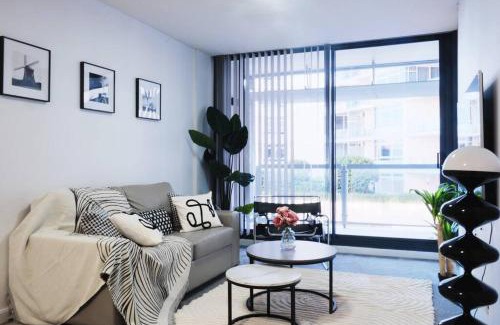 Darling Harbour Apartment | Chic Modern Oasis - Steps from Darling Harbour