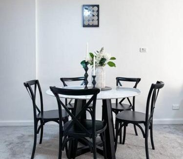 Darling Harbour Apartment | Chic Modern Oasis - Steps from Darling Harbour