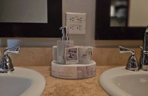 Las Vegas Apartment | "Chic Oasis 5 Min to The Strip"