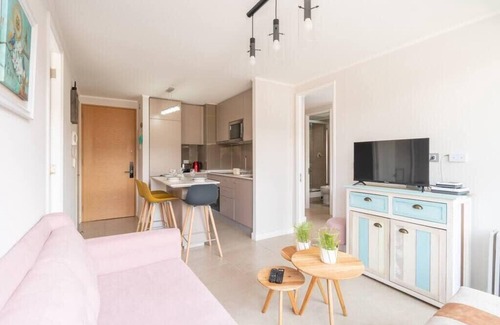 Nunoa Condo | Chic Plaza 2B W/Wifi, Parking & Metro.