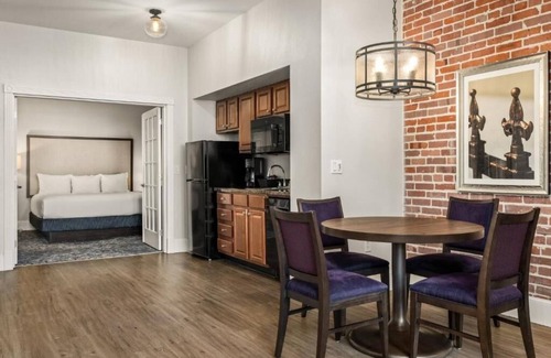 Central Business District Resort | Chic resort with WiFi, AC, fitness room in vibrant New Orleans