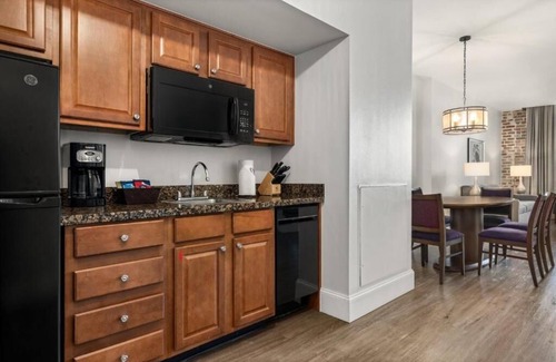 Central Business District Resort | Chic resort with WiFi, AC, fitness room in vibrant New Orleans