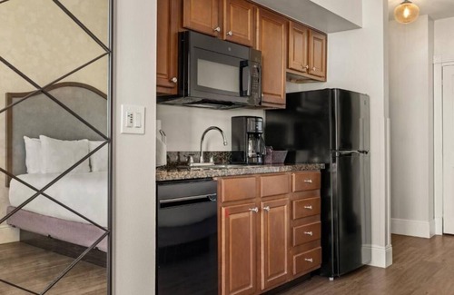 Central Business District Resort | Chic resort with WiFi, AC, fitness room in vibrant New Orleans