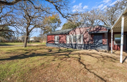 College Station House | Chic Retreat Stylish Stay near A&M