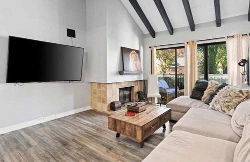 Arden-Arcade Condo | Chic Sacramento Condo w/ Pool, Balcony, Fireplace